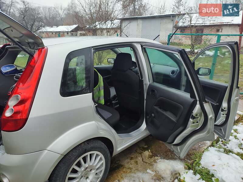 Хэтчбек Ford Fiesta 2006 в Львове
