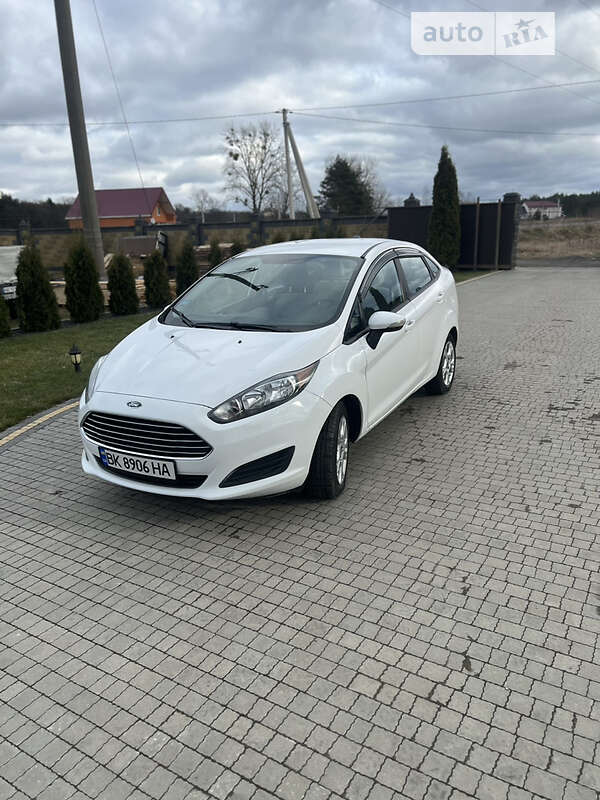Седан Ford Fiesta 2015 в 