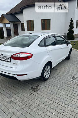 Седан Ford Fiesta 2015 в 