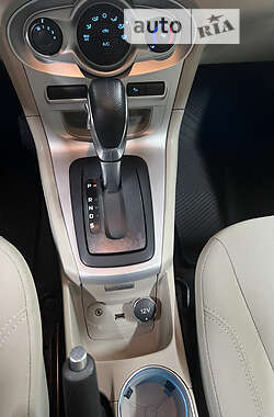 Седан Ford Fiesta 2015 в 