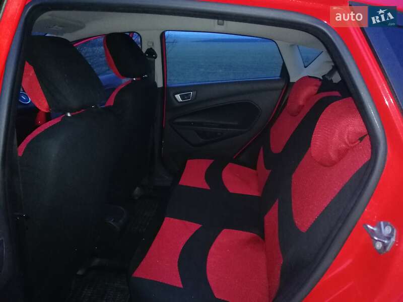 Хэтчбек Ford Fiesta 2015 в 