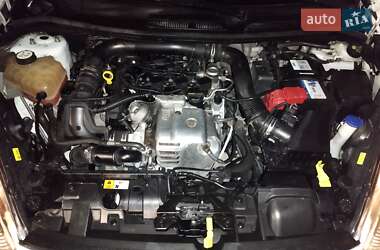 Хэтчбек Ford Fiesta 2015 в 