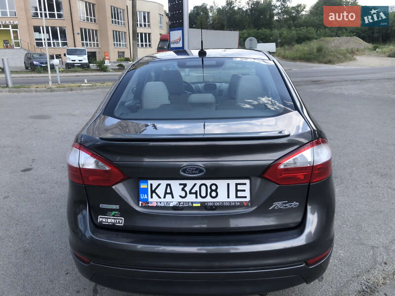 Седан Ford Fiesta 2014 в Чернівцях