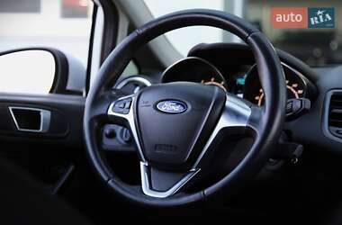 Хэтчбек Ford Fiesta 2015 в 
