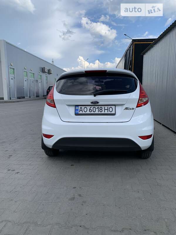 Хэтчбек Ford Fiesta 2012 в Мукачево