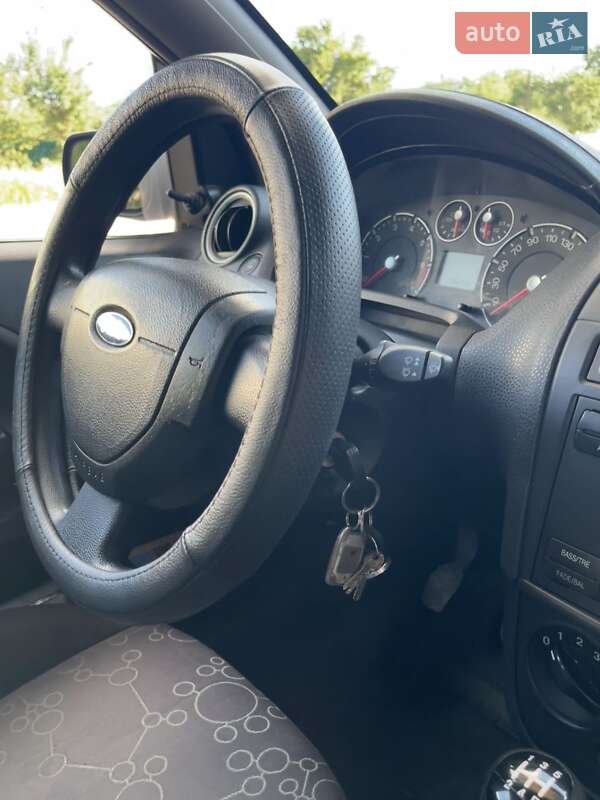 Хэтчбек Ford Fiesta 2007 в Новомосковске