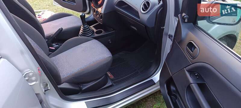 Хэтчбек Ford Fiesta 2007 в Новгород-Северском