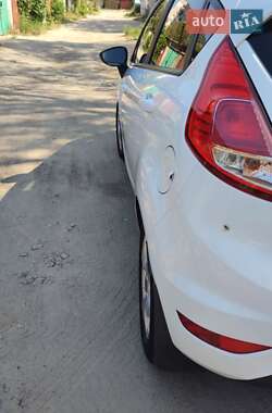 Хэтчбек Ford Fiesta 2016 в 