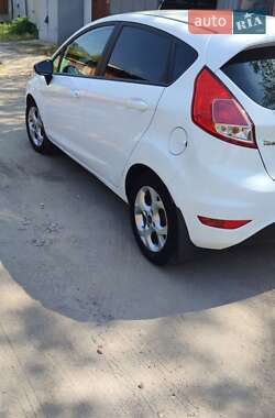 Хэтчбек Ford Fiesta 2016 в 
