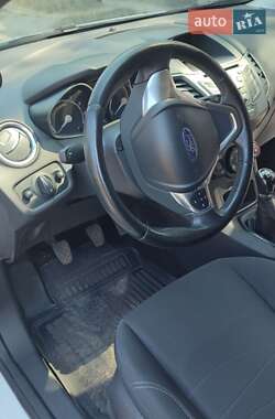 Хэтчбек Ford Fiesta 2016 в 