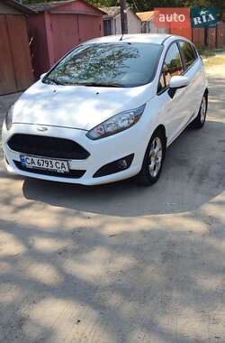 Хэтчбек Ford Fiesta 2016 в 
