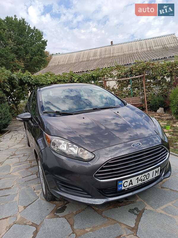 Седан Ford Fiesta 2015 в 