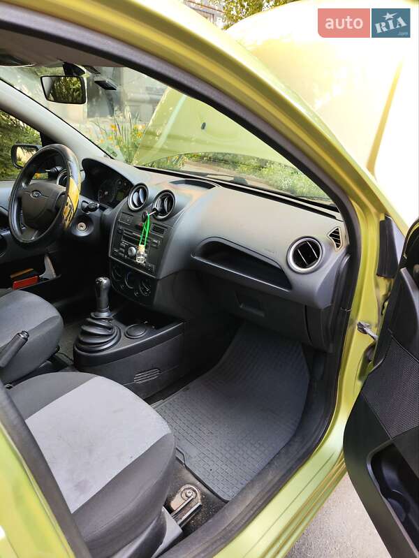 Хэтчбек Ford Fiesta 2006 в Запорожье
