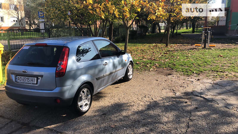 Хэтчбек Ford Fiesta 2006 в Поляне