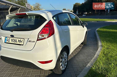 Хэтчбек Ford Fiesta 2016 в 