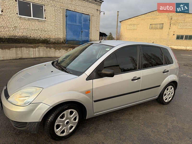 Хэтчбек Ford Fiesta 2004 в Дубровице