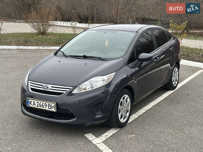 Седан Ford Fiesta 2012 в Ржищеве