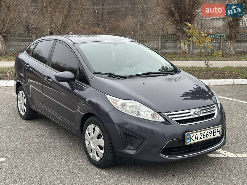 Седан Ford Fiesta 2012 в Ржищеве