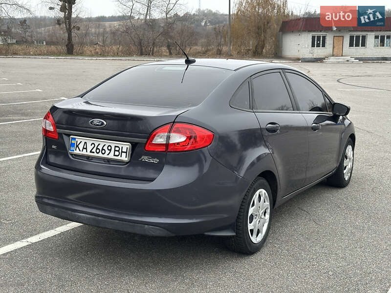 Седан Ford Fiesta 2012 в Ржищеве