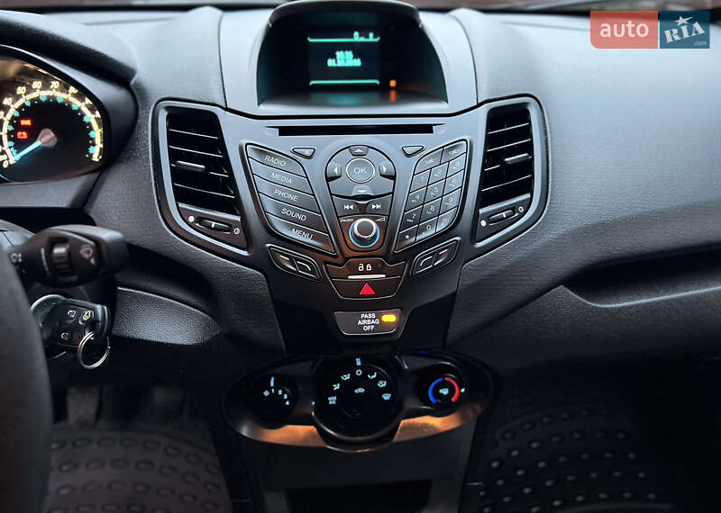 Седан Ford Fiesta 2016 в Гнівані