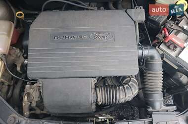 Хэтчбек Ford Fiesta 2004 в 