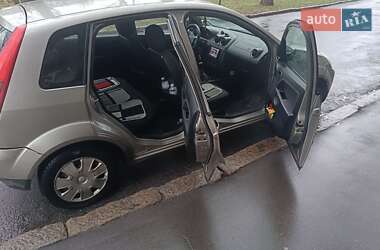Хэтчбек Ford Fiesta 2004 в 