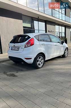 Хетчбек Ford Fiesta 2015 в Ужгороді