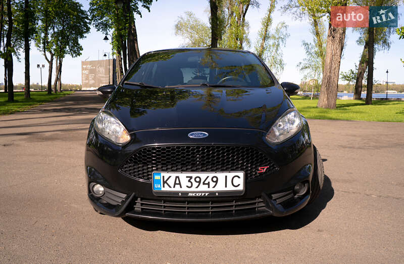 Хетчбек Ford Fiesta 2015 в Івано-Франківську