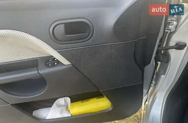 Хэтчбек Ford Fiesta 2006 в 