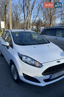 Хэтчбек Ford Fiesta 2016 в 