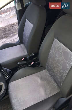 Хэтчбек Ford Fiesta 2006 в 
