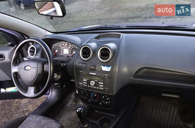 Хэтчбек Ford Fiesta 2006 в 