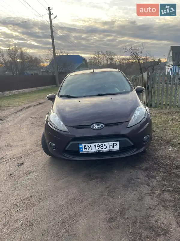 Хэтчбек Ford Fiesta 2011 в 
