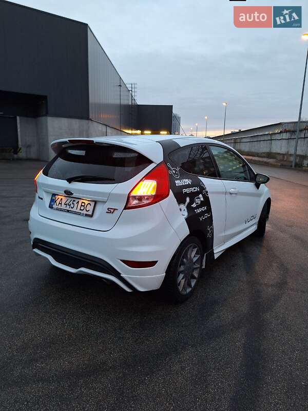 Хэтчбек Ford Fiesta 2016 в Киеве