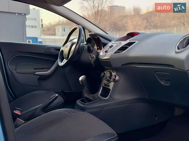 Хэтчбек Ford Fiesta 2011 в 