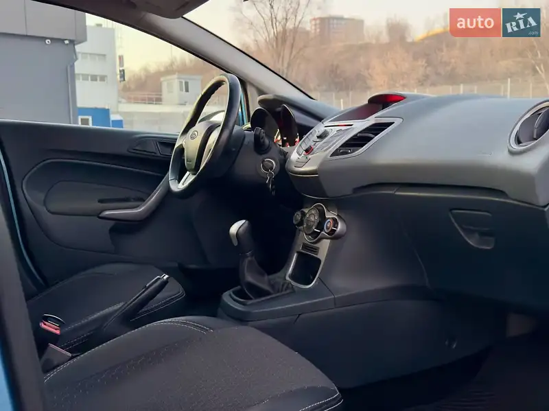 Хэтчбек Ford Fiesta 2011 в 