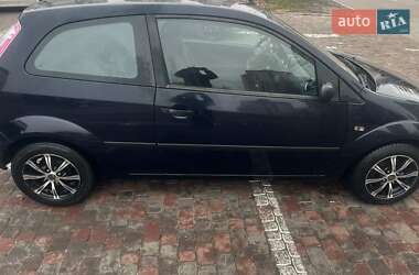 Хэтчбек Ford Fiesta 2004 в 