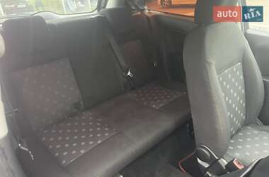 Хэтчбек Ford Fiesta 2004 в 