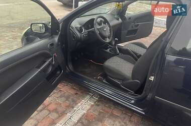 Хэтчбек Ford Fiesta 2004 в 
