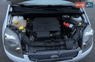 Хэтчбек Ford Fiesta 2006 в 