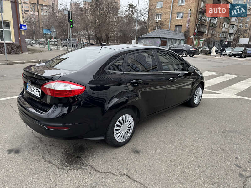 Седан Ford Fiesta 2016 в Киеве