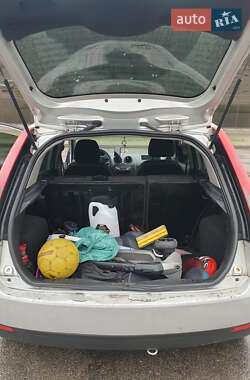 Хетчбек Ford Fiesta 2004 в 