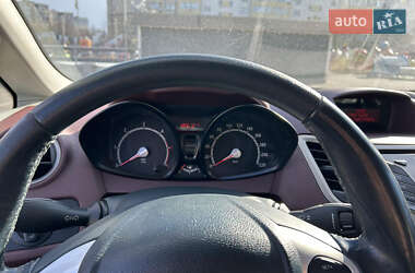 Хэтчбек Ford Fiesta 2011 в 
