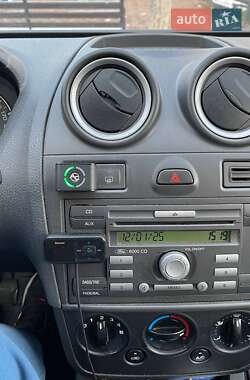 Хэтчбек Ford Fiesta 2007 в 