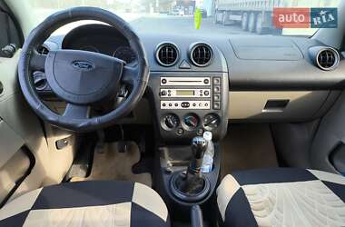 Хэтчбек Ford Fiesta 2005 в 