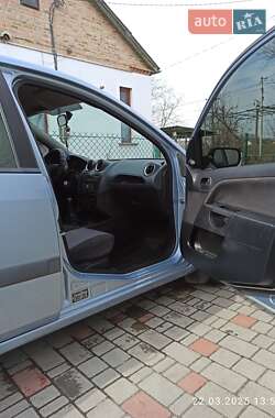 Хэтчбек Ford Fiesta 2006 в 