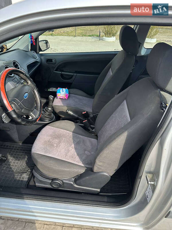 Хетчбек Ford Fiesta 2006 в Золочеві