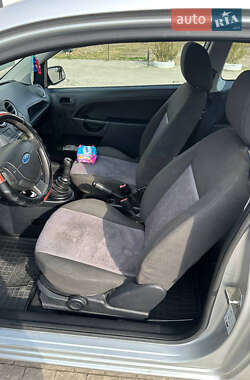 Хэтчбек Ford Fiesta 2006 в 