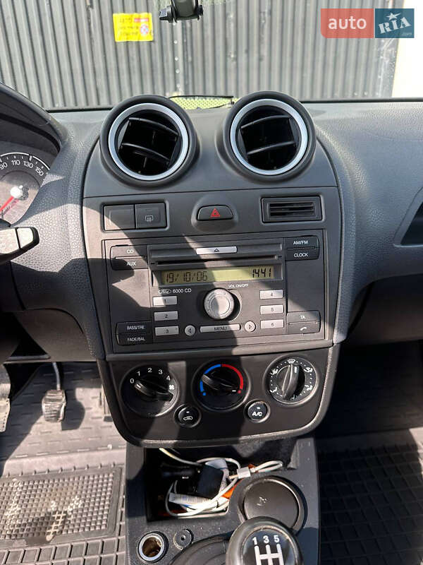 Хетчбек Ford Fiesta 2006 в Золочеві