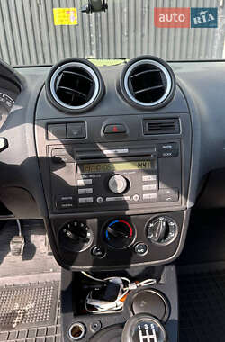 Хэтчбек Ford Fiesta 2006 в 